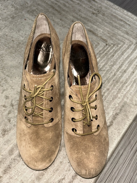 Woman’s Soft Shoes Suede Tan Lace-Up Shoes – Size 11 - Picture 2 of 7